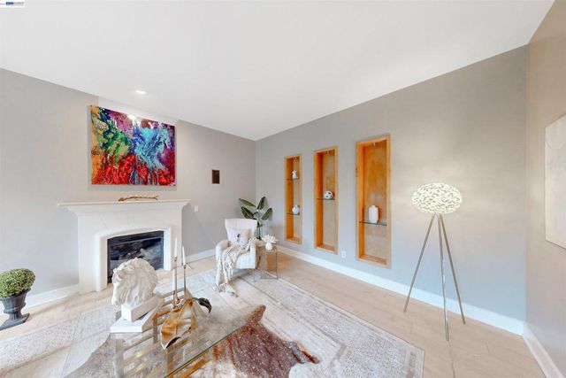 7010 Pinehaven Rd, Oakland, CA 94611
