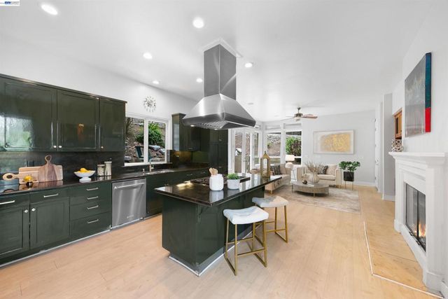7010 Pinehaven Rd, Oakland, CA 94611