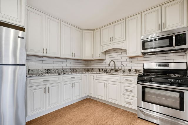 7666 S 88th Court, Justice, IL 60458