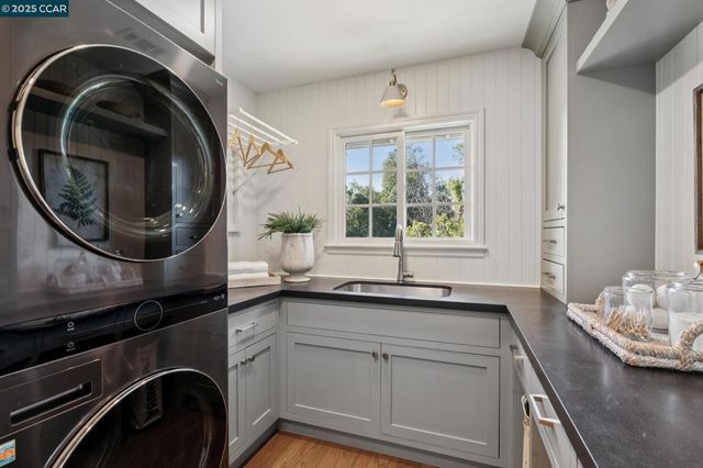 104 Van Ripper Ln, Orinda, CA 94563