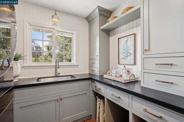 104 Van Ripper Ln, Orinda, CA 94563