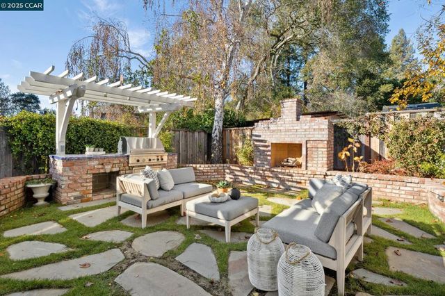 104 Van Ripper Ln, Orinda, CA 94563