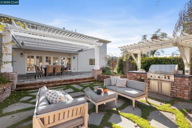 104 Van Ripper Ln, Orinda, CA 94563