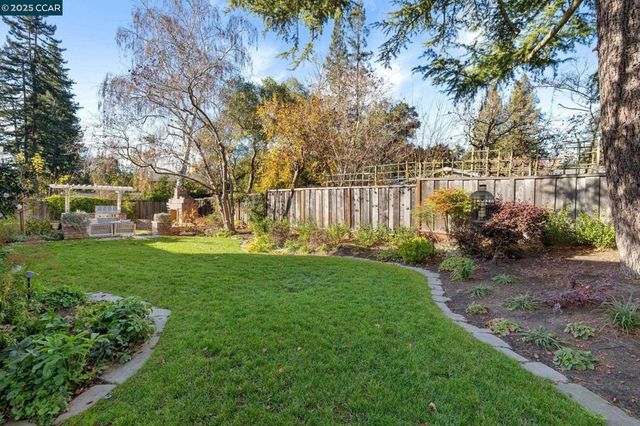 104 Van Ripper Ln, Orinda, CA 94563
