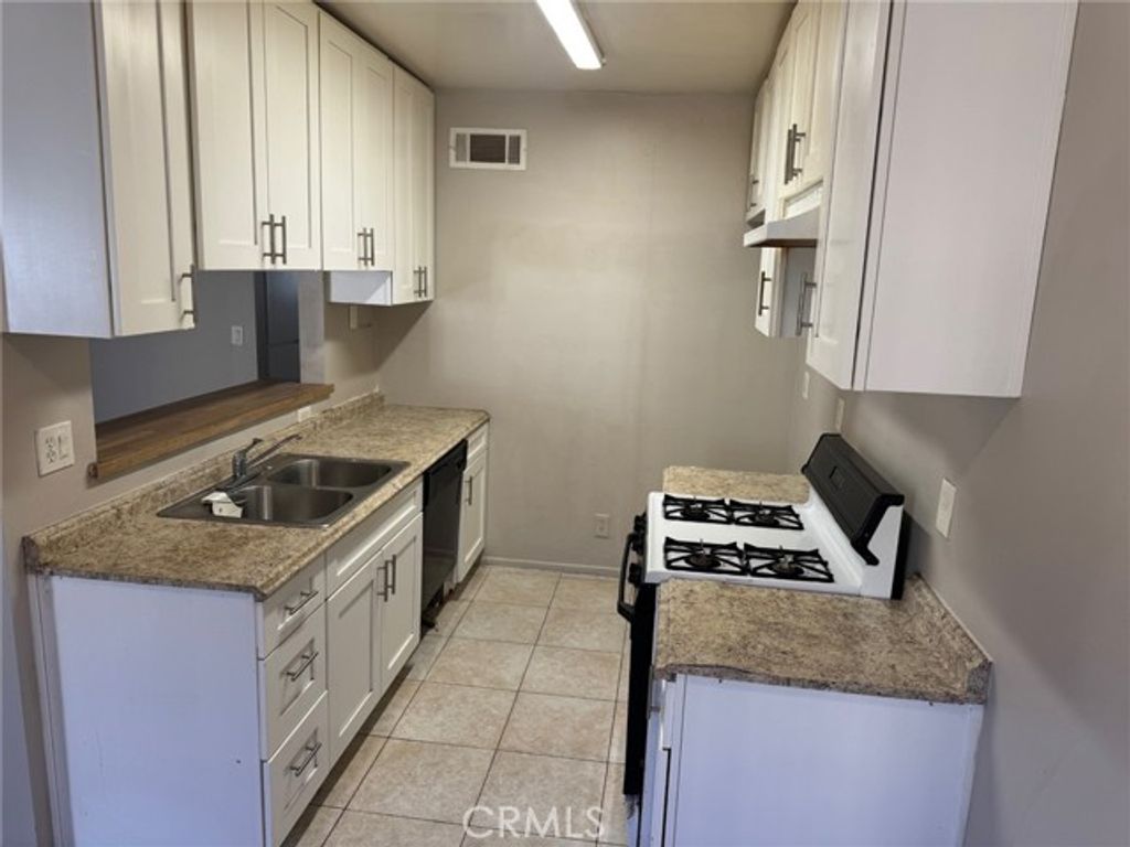 15516 Nordhoff Street 209, North Hills (los Angeles), CA 91343