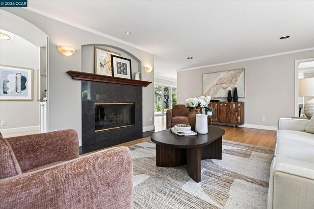 10 Hillcrest Dr, Orinda, CA 94563