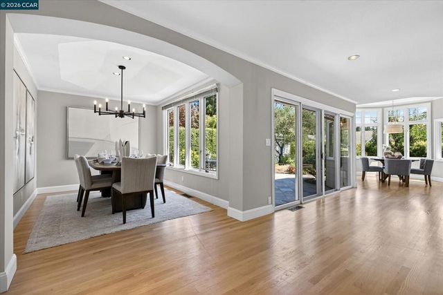 10 Hillcrest Dr, Orinda, CA 94563