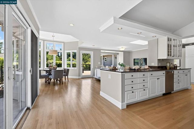 10 Hillcrest Dr, Orinda, CA 94563