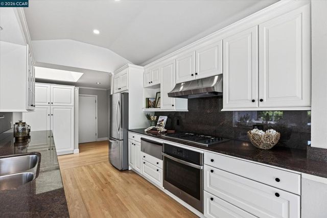 10 Hillcrest Dr, Orinda, CA 94563