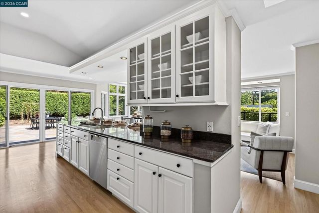 10 Hillcrest Dr, Orinda, CA 94563