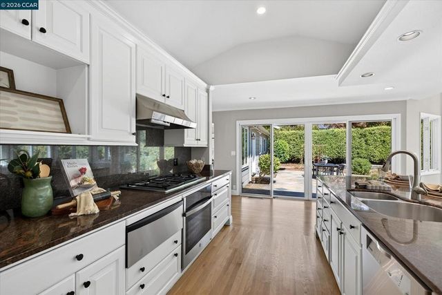 10 Hillcrest Dr, Orinda, CA 94563
