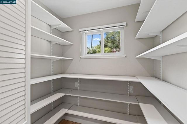 10 Hillcrest Dr, Orinda, CA 94563