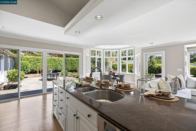 10 Hillcrest Dr, Orinda, CA 94563