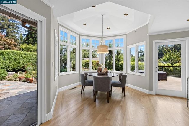10 Hillcrest Dr, Orinda, CA 94563