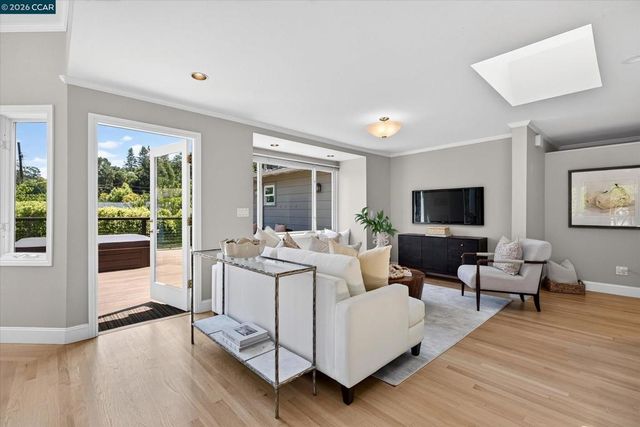 10 Hillcrest Dr, Orinda, CA 94563
