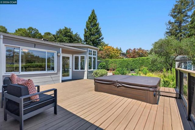 10 Hillcrest Dr, Orinda, CA 94563