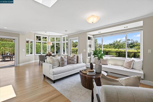 10 Hillcrest Dr, Orinda, CA 94563