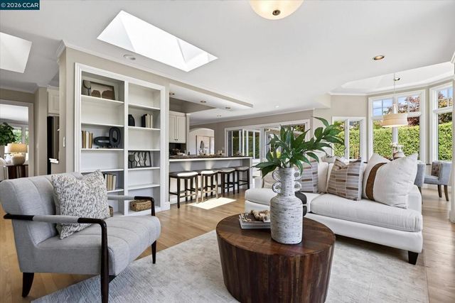 10 Hillcrest Dr, Orinda, CA 94563