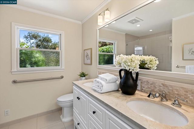 10 Hillcrest Dr, Orinda, CA 94563
