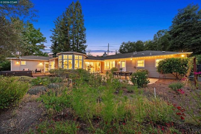10 Hillcrest Dr, Orinda, CA 94563