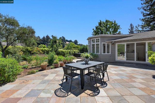 10 Hillcrest Dr, Orinda, CA 94563