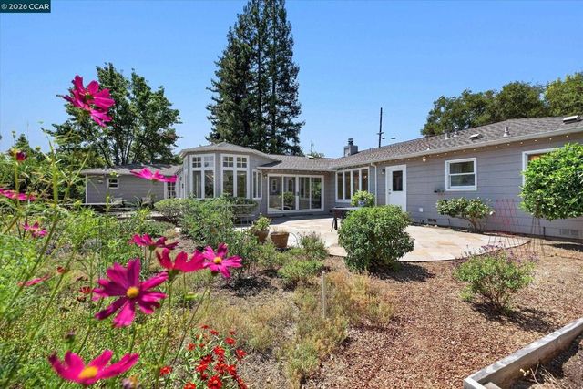 10 Hillcrest Dr, Orinda, CA 94563