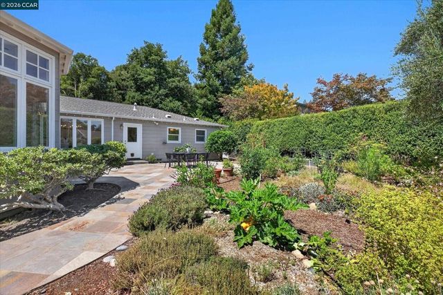 10 Hillcrest Dr, Orinda, CA 94563
