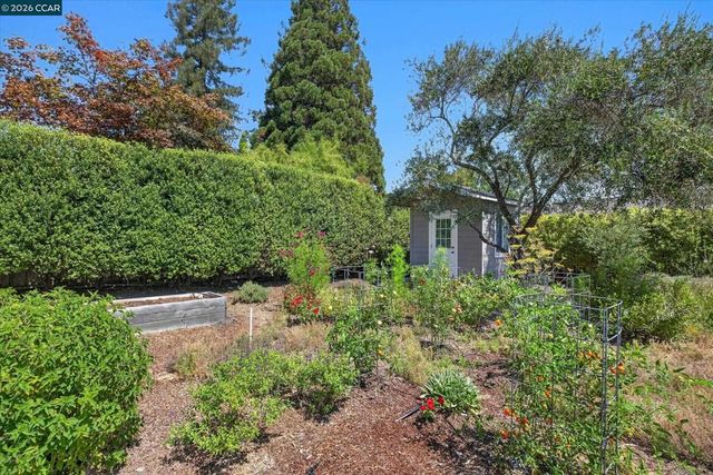 10 Hillcrest Dr, Orinda, CA 94563