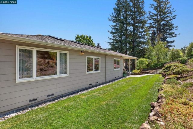 10 Hillcrest Dr, Orinda, CA 94563