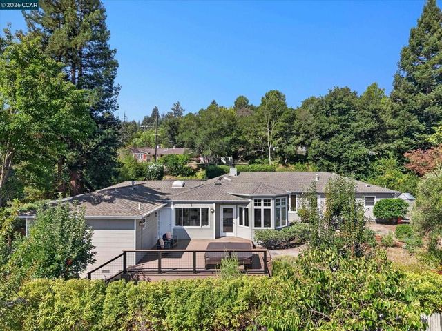 10 Hillcrest Dr, Orinda, CA 94563