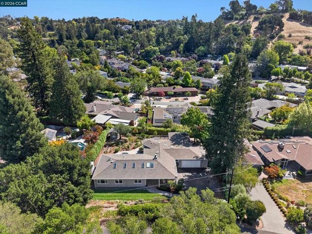 10 Hillcrest Dr, Orinda, CA 94563
