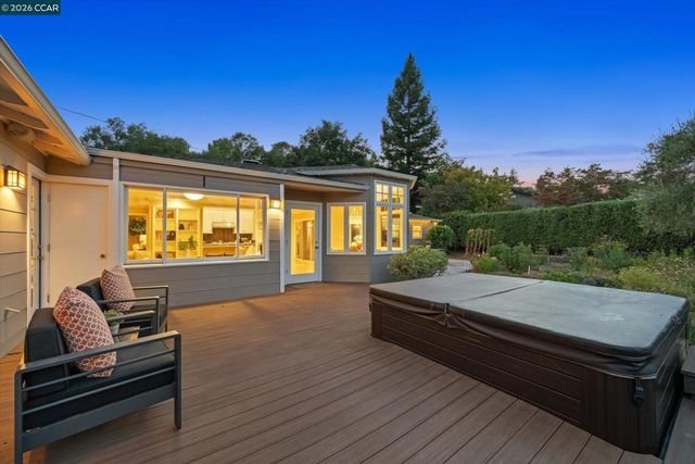 10 Hillcrest Dr, Orinda, CA 94563
