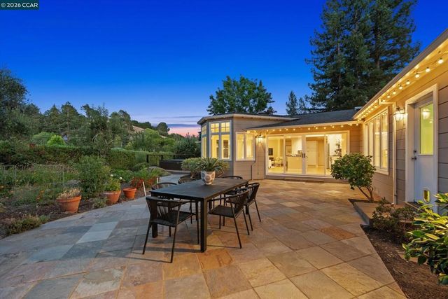 10 Hillcrest Dr, Orinda, CA 94563