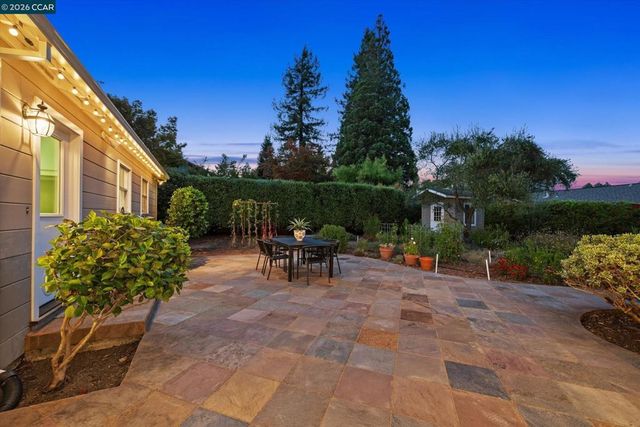 10 Hillcrest Dr, Orinda, CA 94563