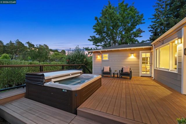 10 Hillcrest Dr, Orinda, CA 94563