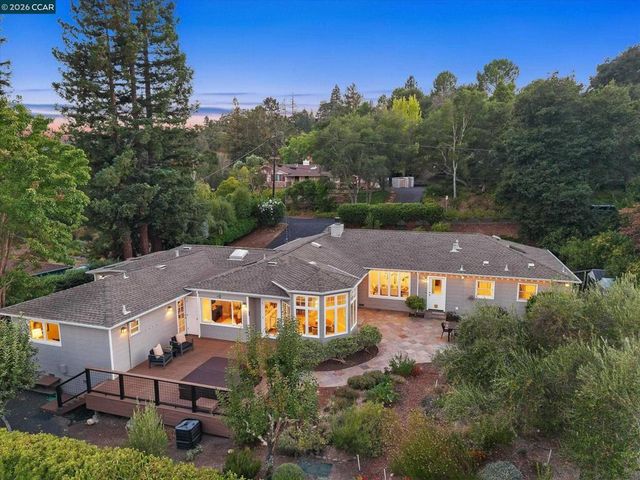 10 Hillcrest Dr, Orinda, CA 94563