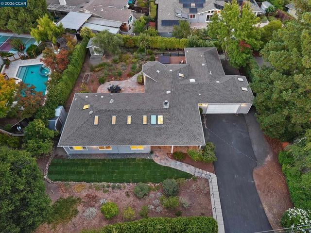 10 Hillcrest Dr, Orinda, CA 94563