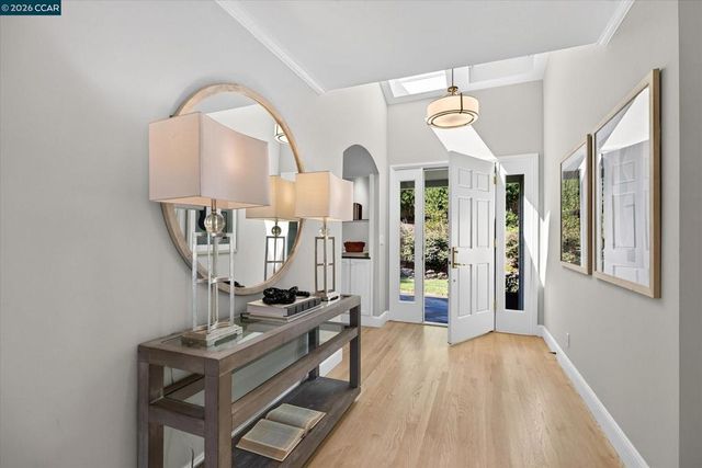 10 Hillcrest Dr, Orinda, CA 94563