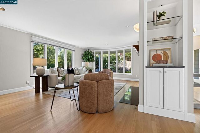 10 Hillcrest Dr, Orinda, CA 94563