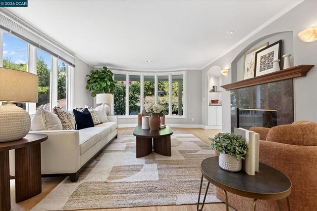 10 Hillcrest Dr, Orinda, CA 94563
