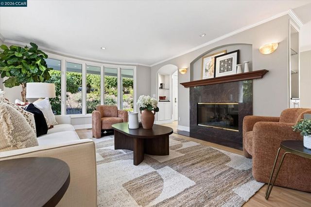 10 Hillcrest Dr, Orinda, CA 94563