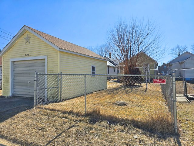 628 3rd Avenue S, Clinton, IA 52732