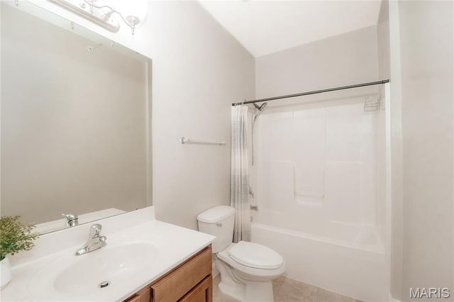 6401 Brookfield Court Drive 202, St Louis, MO 63129
