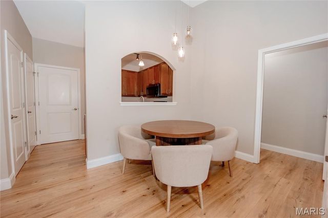 6401 Brookfield Court Drive 202, St Louis, MO 63129