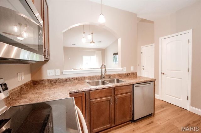 6401 Brookfield Court Drive 202, St Louis, MO 63129