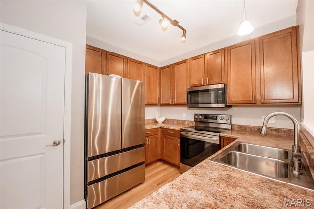 6401 Brookfield Court Drive 202, St Louis, MO 63129