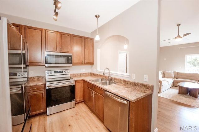 6401 Brookfield Court Drive 202, St Louis, MO 63129