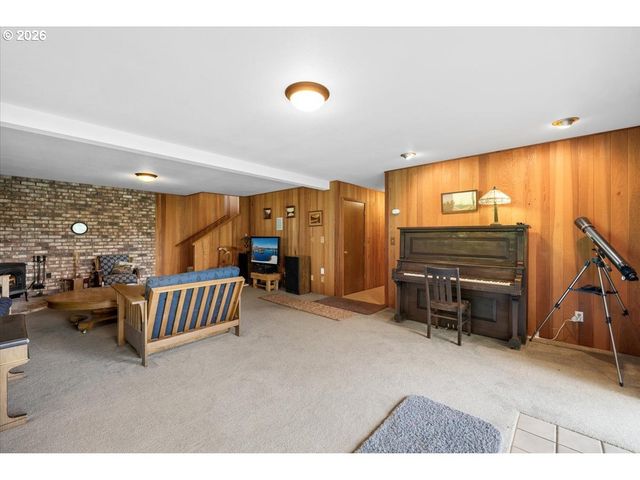 924 LOU GRAY Dr, Myrtle Creek, OR 97457