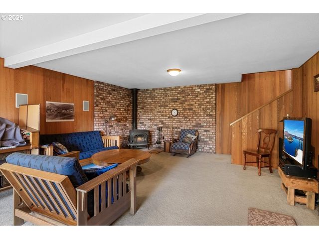 924 LOU GRAY Dr, Myrtle Creek, OR 97457