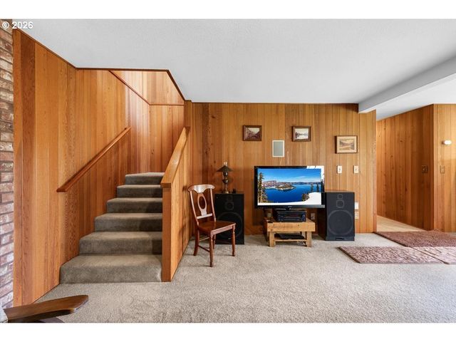 924 LOU GRAY Dr, Myrtle Creek, OR 97457